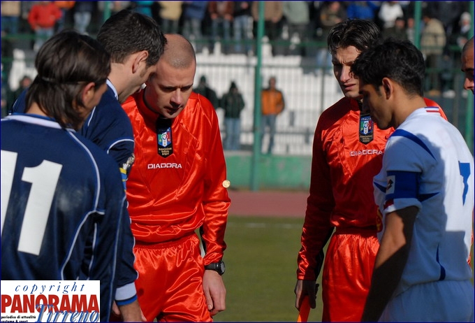 l'arbitro e i due capitani.jpg